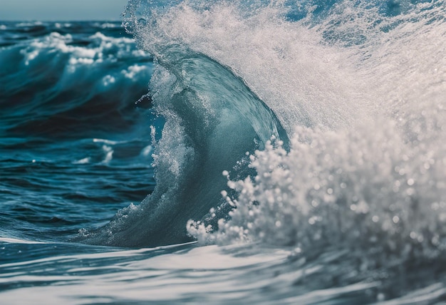 Große Welle bricht am Ufer