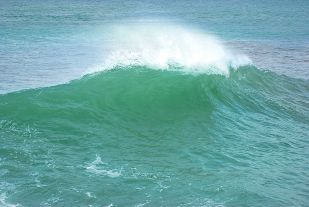 Große Welle mit Meerschaum und blauem Wasser