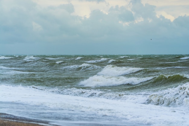 Große Wellen am Schwarzen Meer. Ein Sturm vor der Küste von Jewpatoria. Krim.