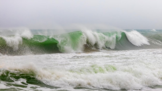 Foto große wellen an der costa brava an einem bewölkten tag