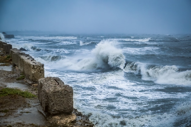 Große Wellen während eines heftigen Sturms am Schwarzen Meer