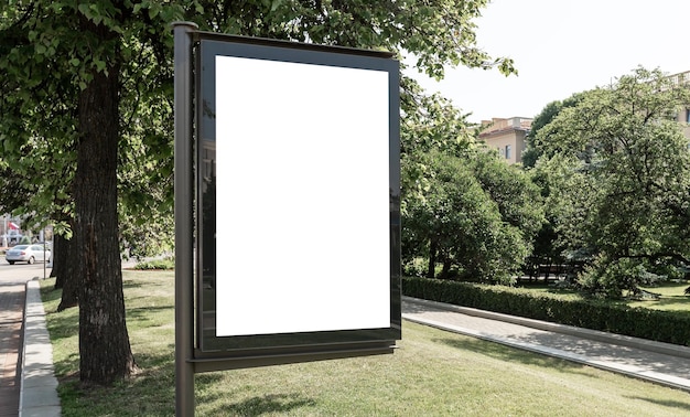 Große Werbetafel im Freien im Park zwischen Bäumen Werbung für Markenproduktservice, die auf das Horten von Fußgängern ausgerichtet ist