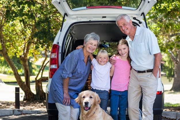 Großeltern fahren mit Enkelkindern auf Reisen