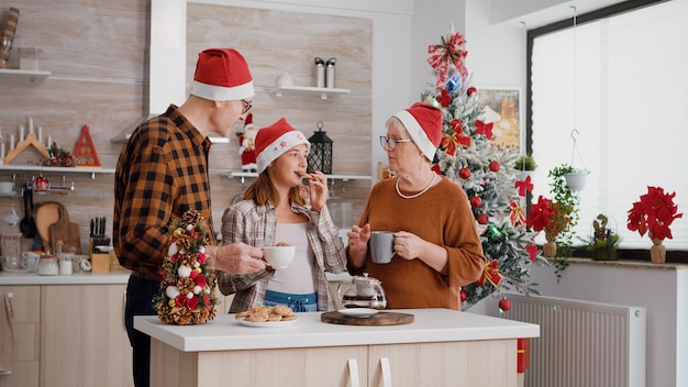 Großeltern genießen es, Zeit mit Enkelkind zu verbringen und die Weihnachtszeit zu feiern