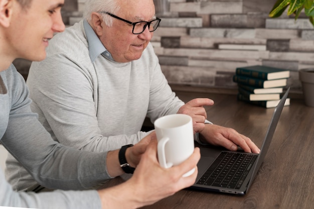 Großeltern lernen den Umgang mit digitalen Geräten