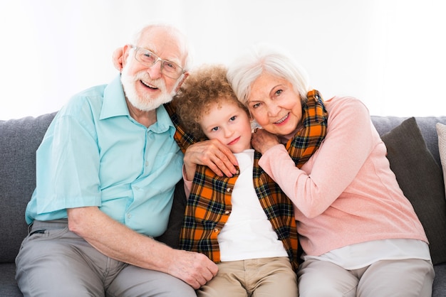 Großeltern und Enkel spielen zu Hause - Familie zu Hause, Großmutter und Großvater kümmern sich um Neffen