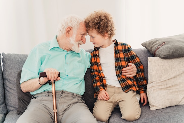 Großeltern und Enkel spielen zu Hause - Familie zu Hause, Großvater kümmert sich um Neffen