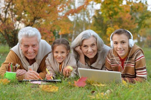 Großeltern verbringen im Herbst Zeit mit Enkelkindern im Freien