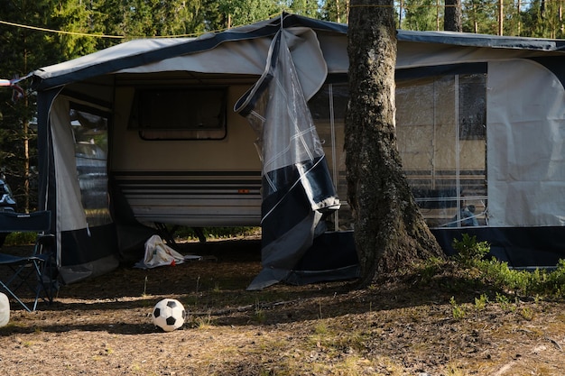 Großer Anhänger für Familiencamping im Wald Es gibt keine Menschen