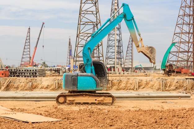 Großer Bagger auf Neubaustelle gegen blauen Himmel