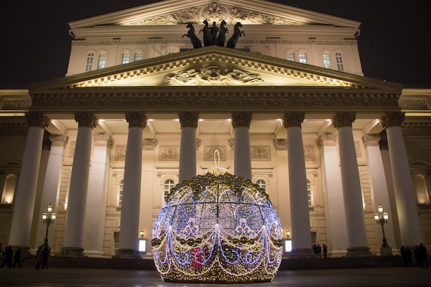 Großer beleuchteter Ballpavillon und Bolschoi-Theater