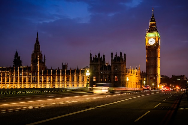 Großer Ben Clock Tower und Parlamentsgebäude in der Nacht, London, Großbritannien