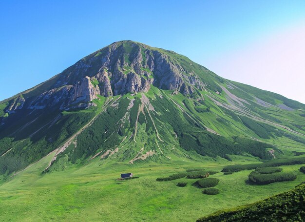 Großer Berg mit grünem Tal