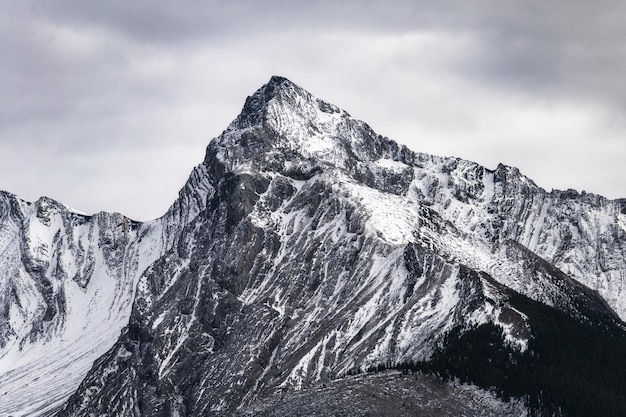 Großer Berggipfel mit schneebedecktem und bewölktem Himmel in Kanada