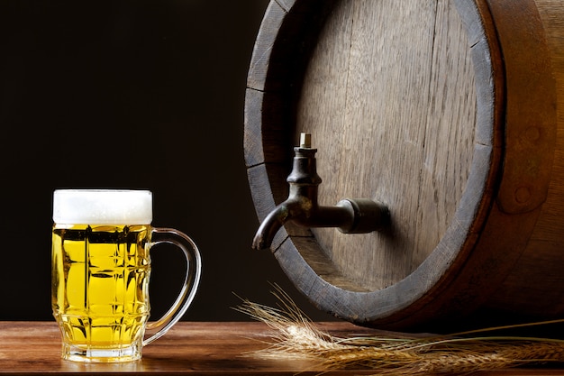 Großer Bierkrug mit Holzfass