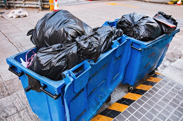 Großer blauer Plastikabfallbehälter mit Rad