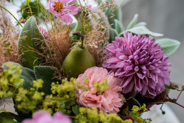 Großer Blumenstraußstrauß auf dem Desktop-Floristen auf einer Betonwand