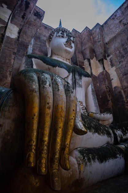 Foto großer buddha im si-chum-tempel. sukhothai thailand