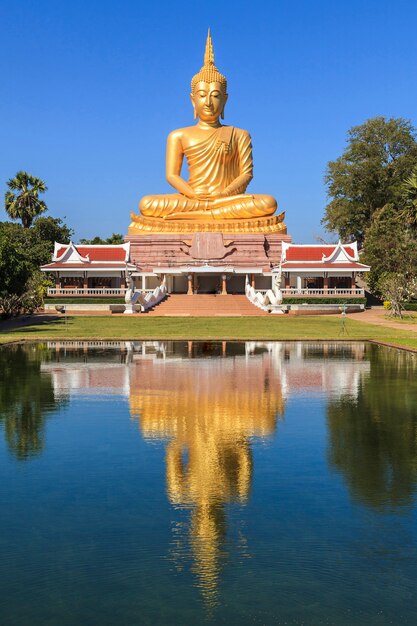 Großer Buddha in Thailand mit Dämmerungshimmel bei Sonnenuntergang