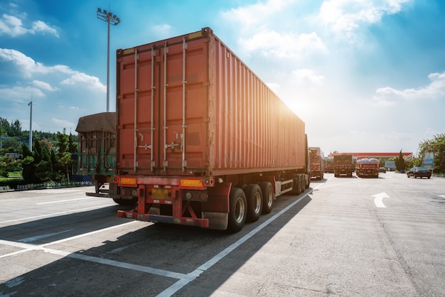 Großer Container-LKW im Autobahnrastplatz