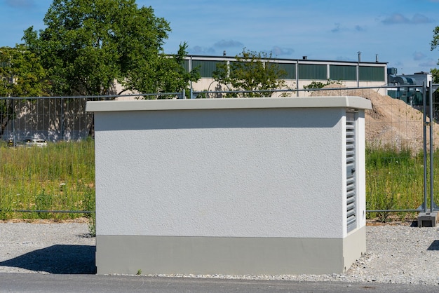 Großer elektrischer Verteilerkasten in weißer Farbe auf der Baustellex9