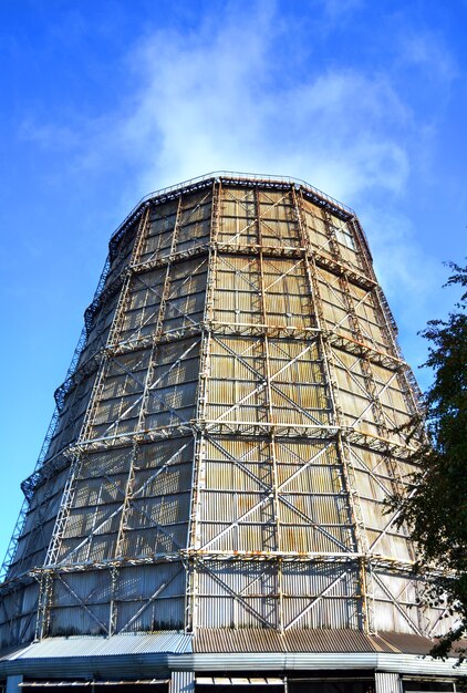 Großer Fabrikschornstein aus Schiefer und klarer Himmel an einem sonnigen Tag