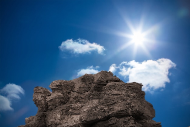 Großer Felsen, der hellen blauen Himmel übersieht