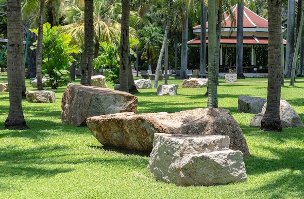 Großer Felsen mit Rasenfläche im Park