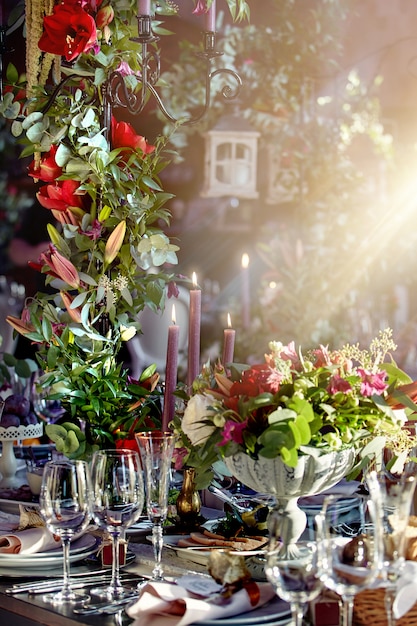 Foto großer festlicher blumenstrauß in kerzen auf dem tisch