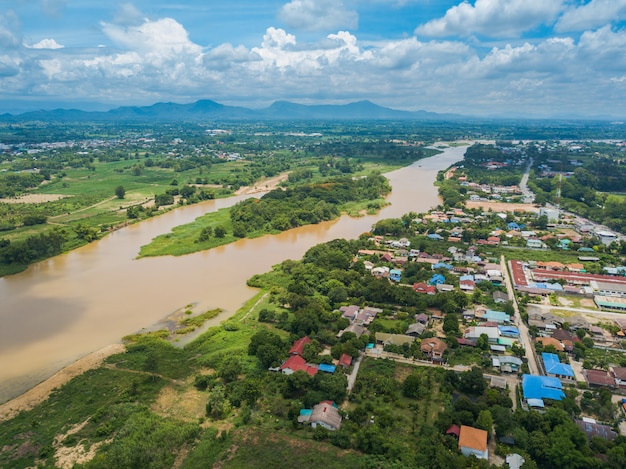 Foto großer fluss und mittelinsel in der stadt