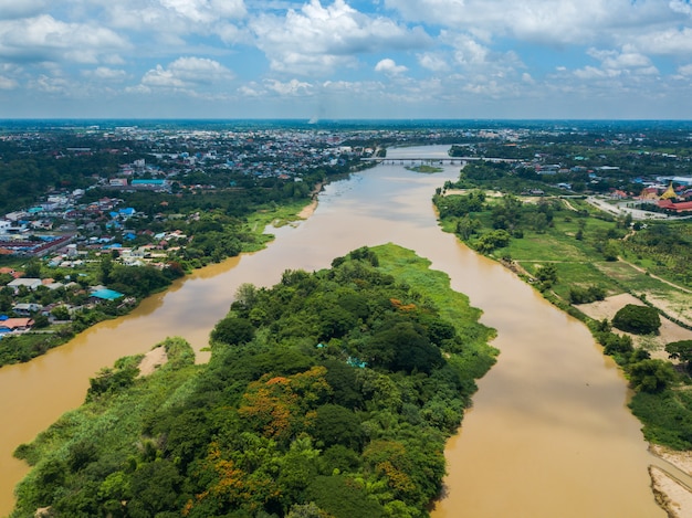 großer Fluss und Mittelinsel in der Stadt