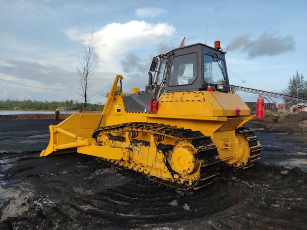 Großer gelber Bulldozer in der Kohlenmine