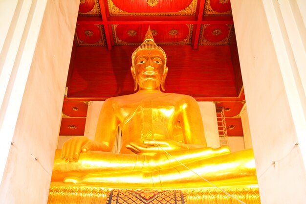 Großer goldener Buddha an Wat Mongkol Bophit-Tempel, Ayutthaya, Thailand.