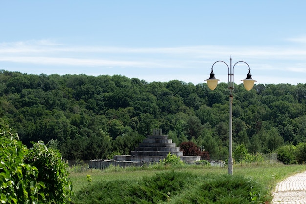 Foto großer grüner park mit laterne im sommer