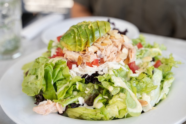 Großer grüner Salat mit Thunfisch-Avocado und Tomaten Gesundes vegetarisches Menükonzept