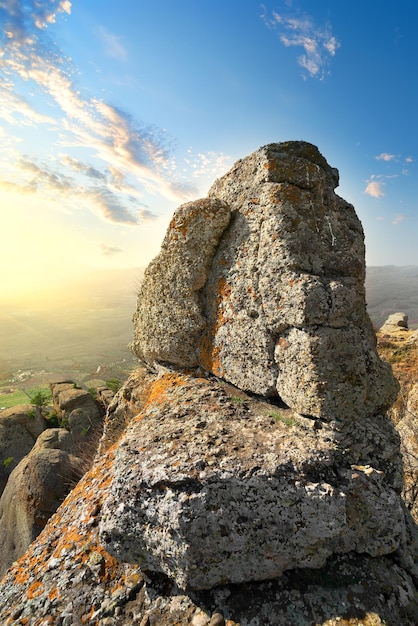 Großer hoher Felsen und Sonnenlicht am Morgen