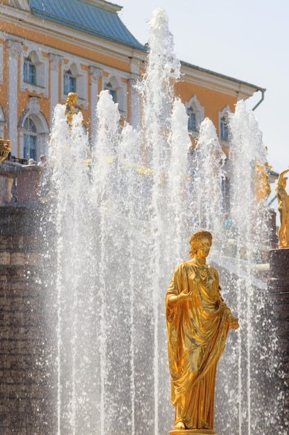 Großer Kaskadenbrunnen im unteren Park von Peterhof in St. Petersburg Russland