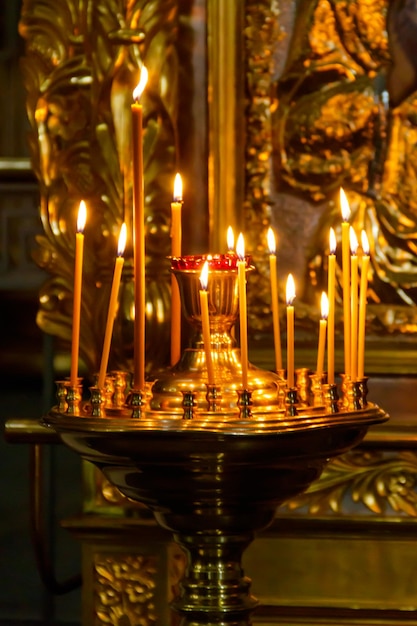 Großer Kirchenleuchter mit brennenden Kerzen in der orthodoxen Kirche