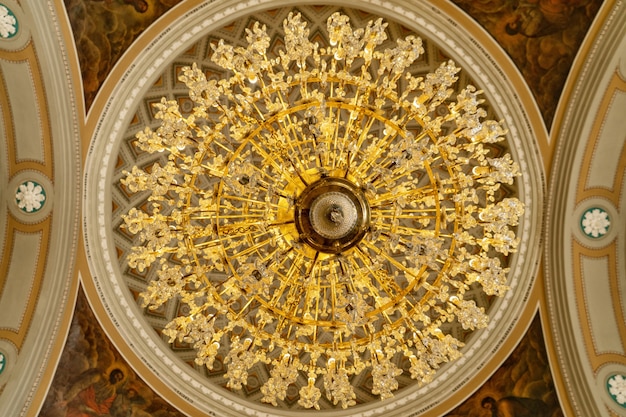 Großer Kronleuchter in der orthodoxen Kirche