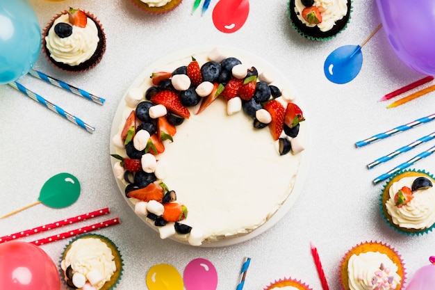 Foto großer kuchen mit beeren auf tabelle