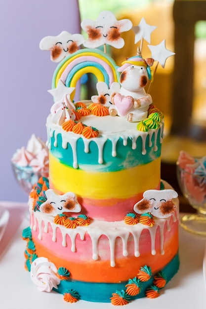 Großer Kuchen mit Einhorn- und Regenbogenmotiven