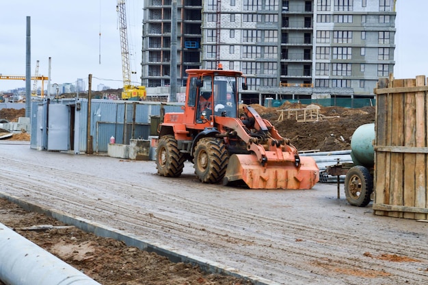 Großer, leuchtend gelber, leistungsstarker, industrieller, schwerer Baggertraktor-Bulldozer, der spezialisiert ist