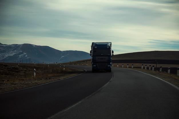 großer LKW auf der Straße