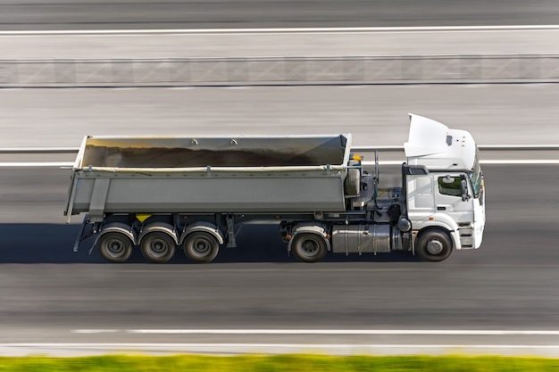 großer LKW mit Anhänger fährt auf der Autobahn Luftbild