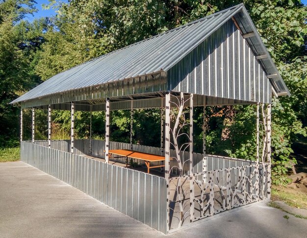 Foto großer metallpavillon im wald