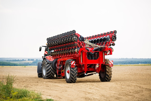 Großer moderner Traktor zur Vorbereitung des Feldes nach dem Winter für die Aussaat von Getreide