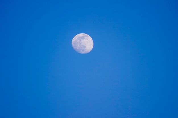 Großer Mond auf blauem Hintergrund