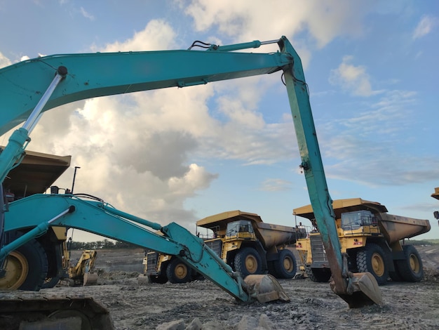 Großer Muldenkipper und Bagger im Kohlebergwerk