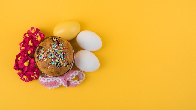 Großer Ostern-Kuchen mit Eiern und Blumen