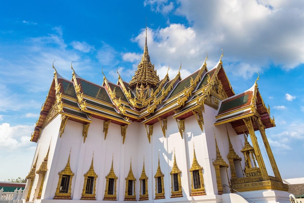 Großer Palast in Bangkok in Thailand gegen den Himmel